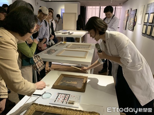 修復師李文元(右)現場導覽,實地進行「居家油畫保存的秘密」體驗活動
