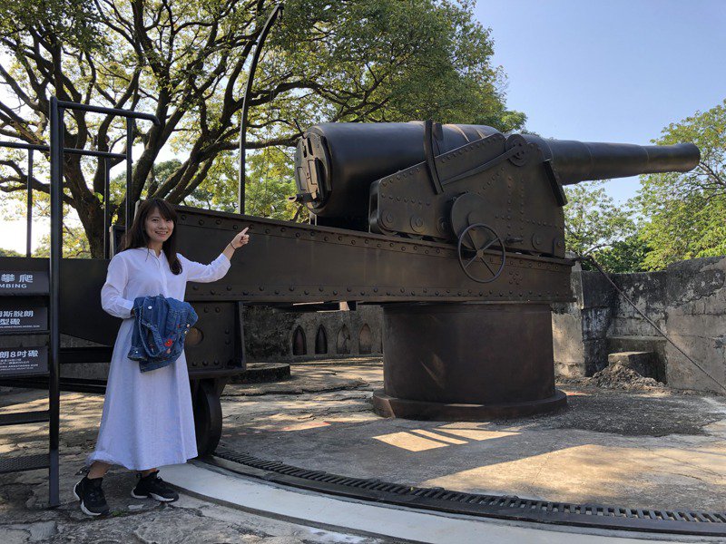 今年是清法戰爭135周年，淡水古蹟博物館在滬尾砲台復刻7公尺的的阿姆斯脫朗8吋砲。記者魏翊庭／攝影