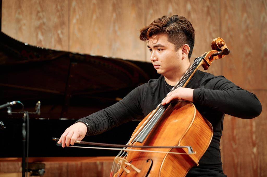 2018年新北市樂壇新星謝孟峰將響應新北市文化局《新星的祝福》計畫，演奏巴哈的《無伴奏大提琴組曲第六號：阿勒曼舞曲》為抗疫英雄及民眾帶來祝福。（新北市文化局提供）
