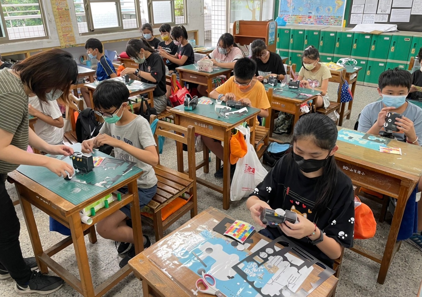 學童動手做模型