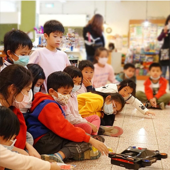 小朋友玩玩具