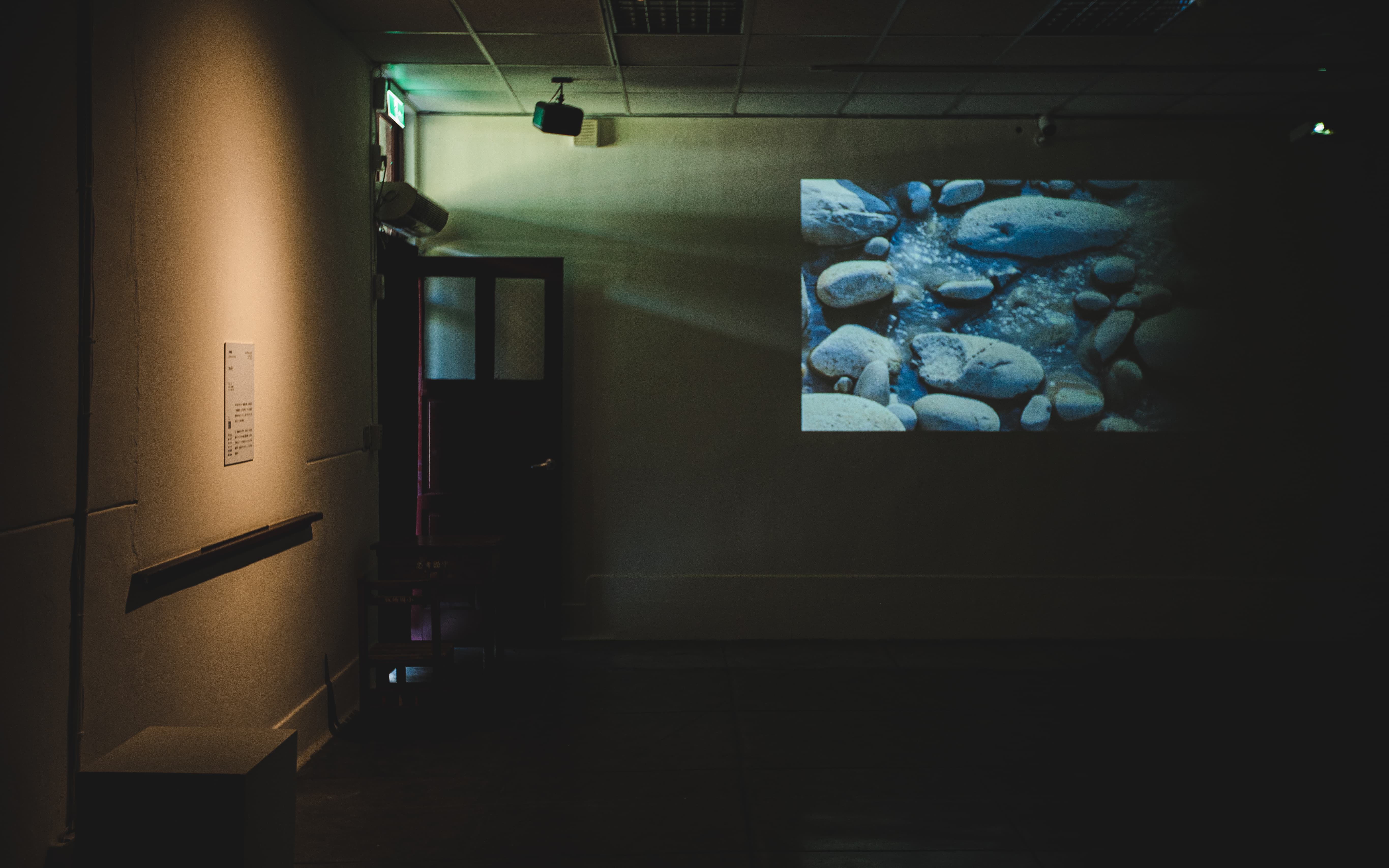 以雙畫面共用聲軌的形式呈現潺潺水聲以及板橋在地的人、城市與自然（河流為主）之間的關係，共4張