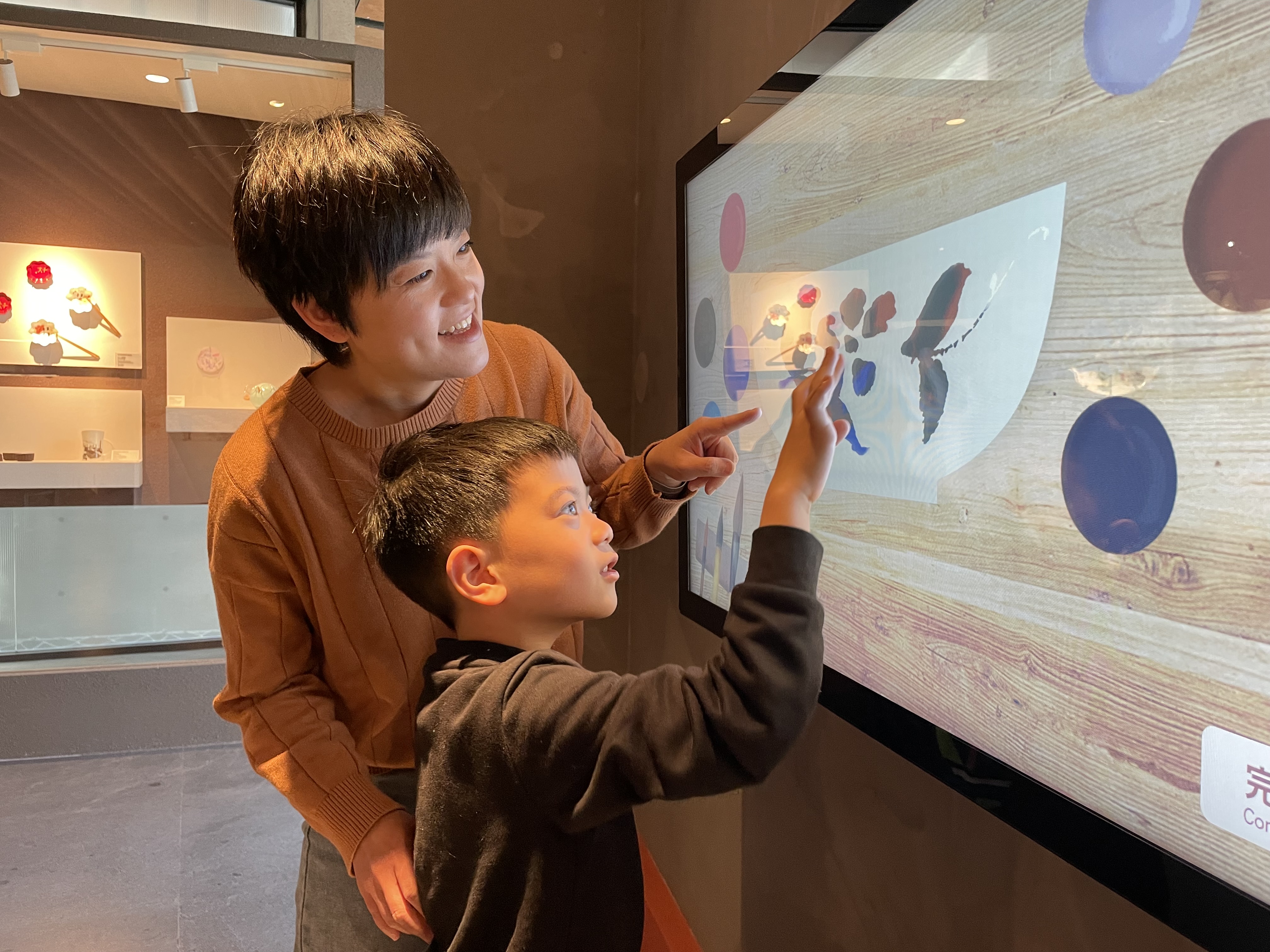 「硘仔鎮—鶯歌陶瓷歷史」設置多項數位互動面板，包括黏貼馬賽克、拼成花磚、彩繪坯，深受民眾喜愛。
