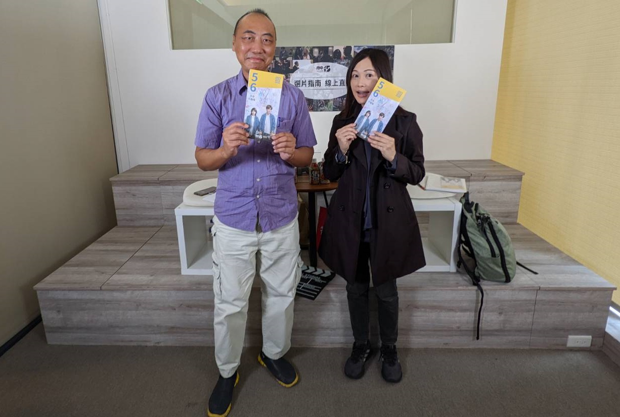 策展人胡延凱與影評人雀雀合影""