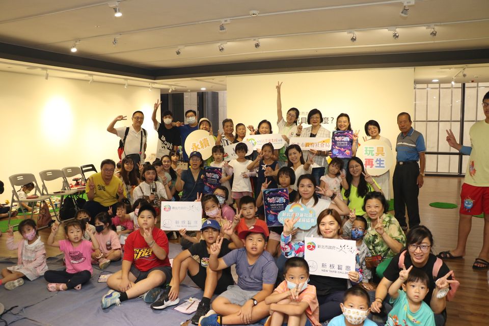 新北市社會局於7日在新板藝廊舉辦「玩宇宙-玩具再生藝術特展」開展。（社會局提供）