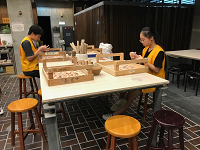 展廳：協助看管展間(展品)維護，動線指引