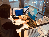 導覽組志工常設展與特展中英文導覽解說，以及展廳機動式導覽服務