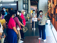 教學服務組志工於兒童體驗室及陶藝研習室提供遊客diy之課前中後之教學準備與協助