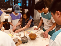 觀眾服務組志工於大廳服務臺及鶯歌火車站假日服務臺提供諮詢服務