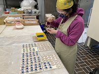 資料中心組志工於圖書資料室協助借閱書籍服務與資料建檔